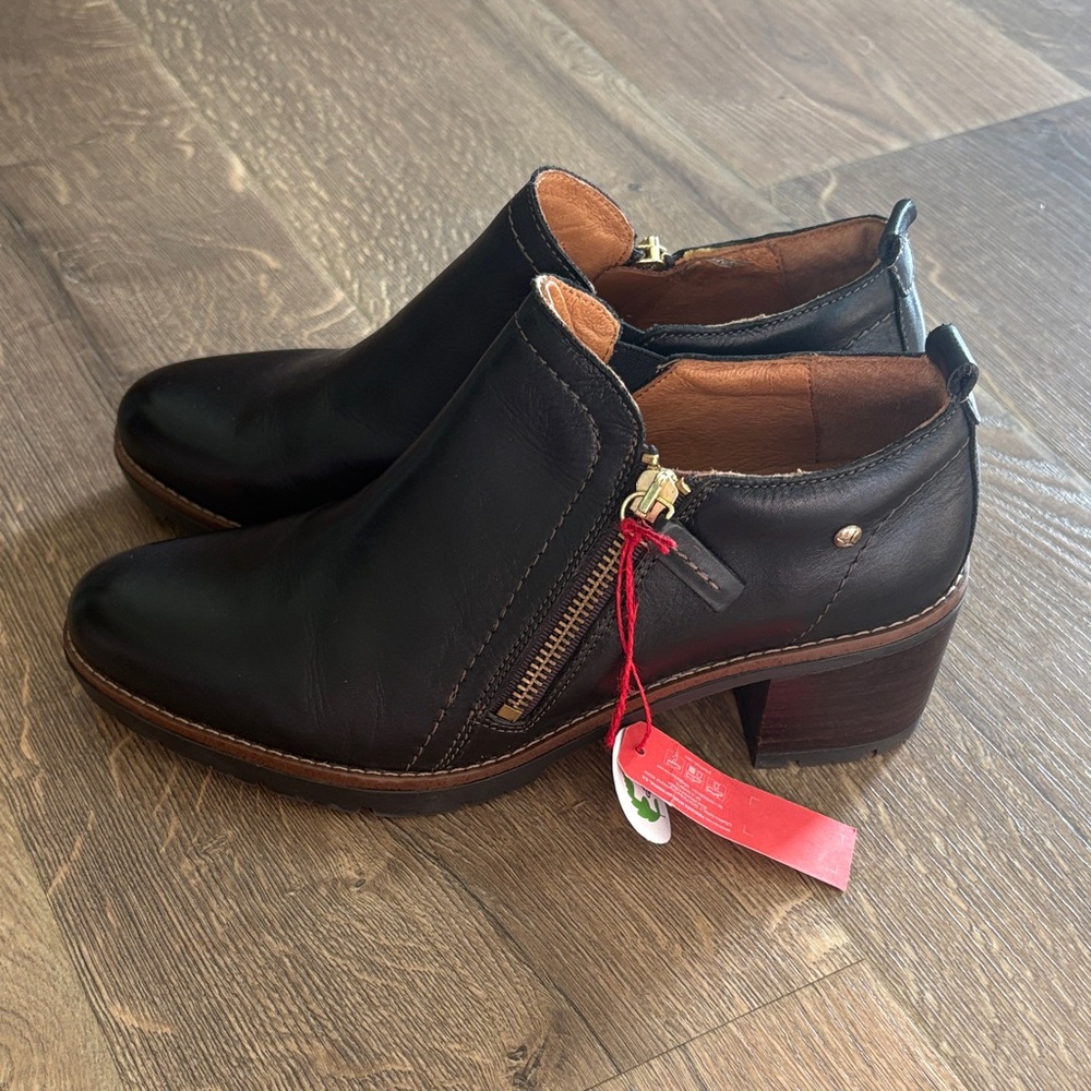 PIKOLINOS Black Leather Ankle Booties with Side Zip
